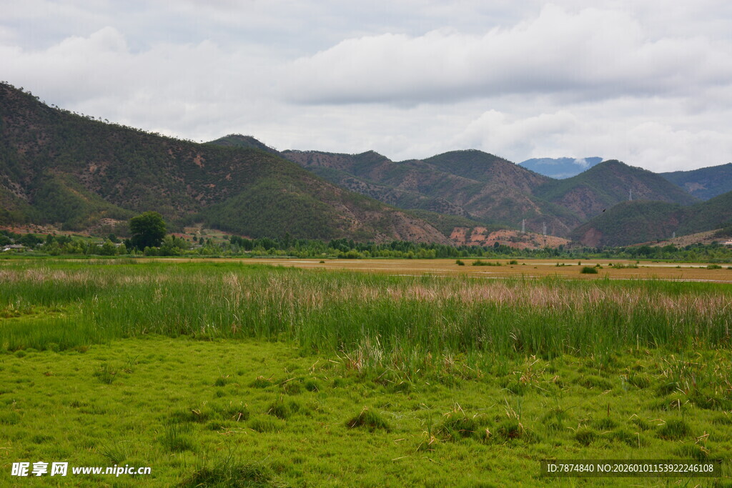 草原山峦间的清新景致