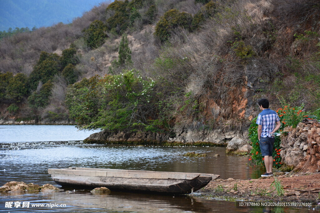 溪边男子的户外惬意时光
