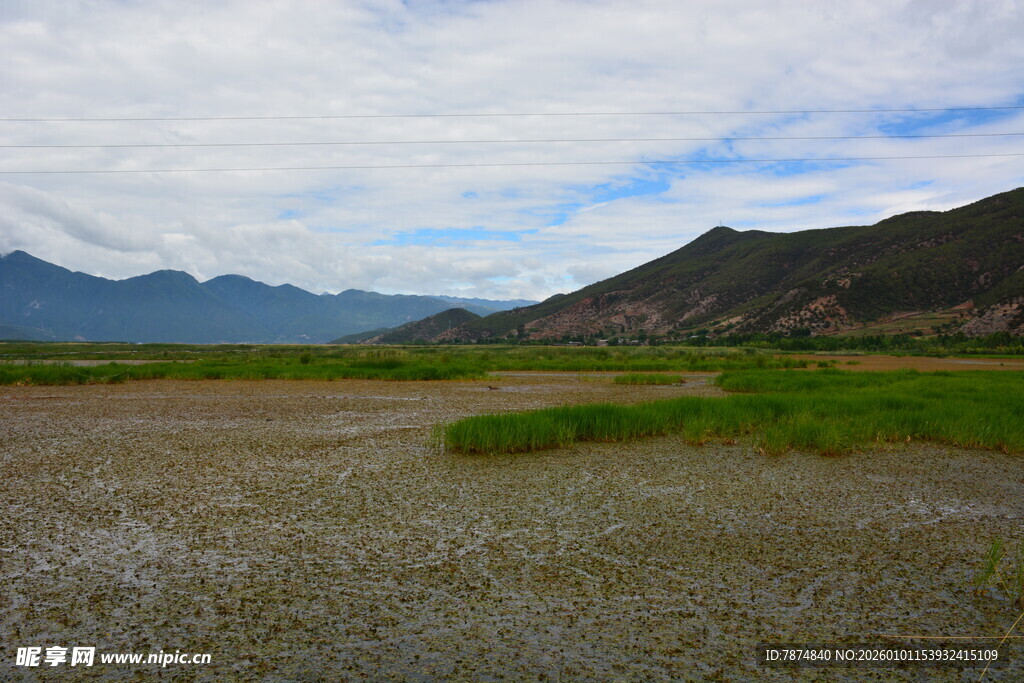 山间开阔原野风景