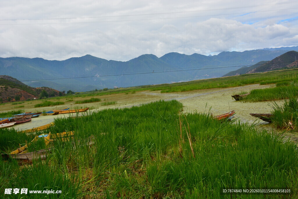 山间绿野 远处山峦叠嶂