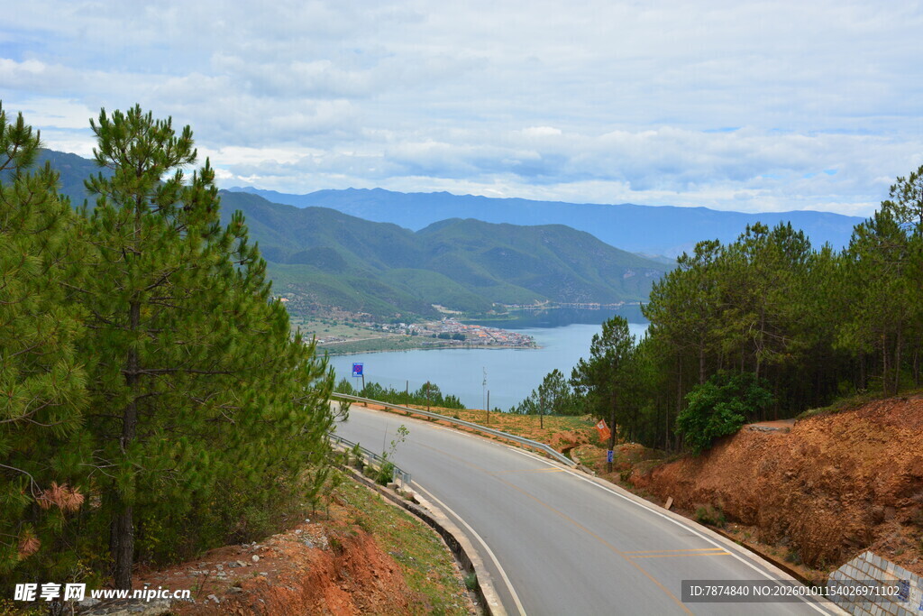 山间蜿蜒公路与湖景风光