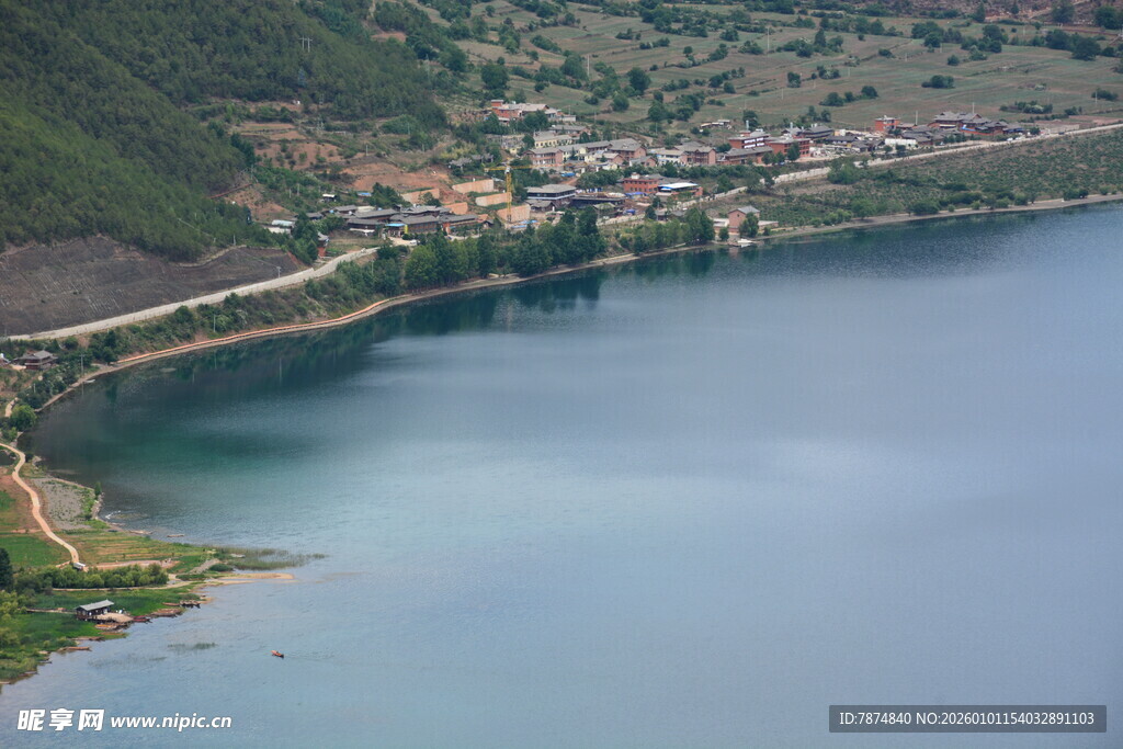 湖畔村落俯瞰美景