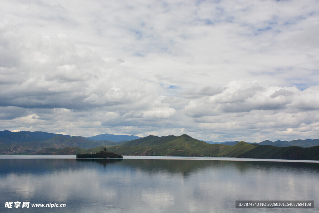 宁静湖面与远处山峦美景