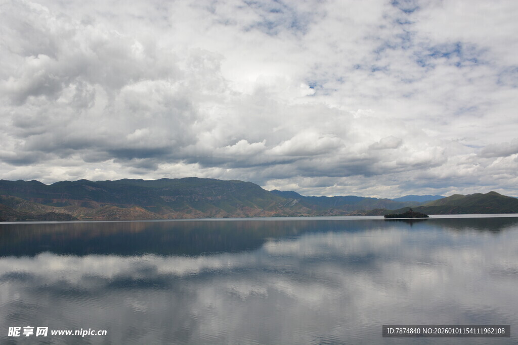宁静湖面与天空的美丽倒影