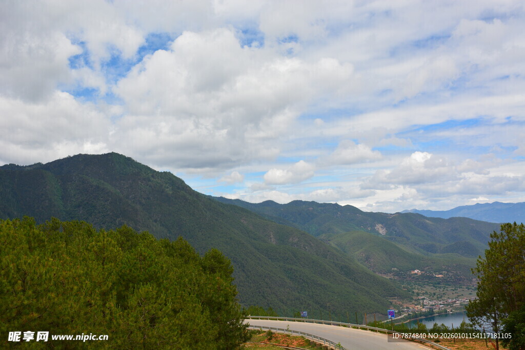 山间公路旁的秀丽风景