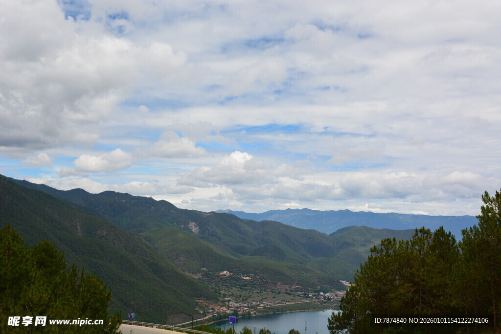 山间湖泊的秀丽风光