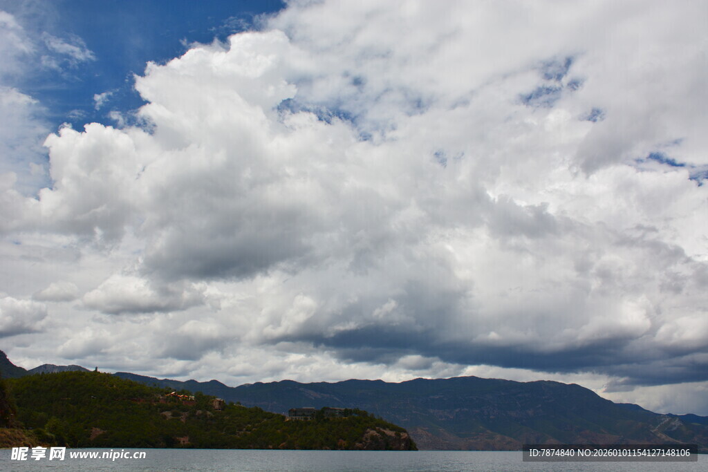 湖畔云山间的壮丽云层