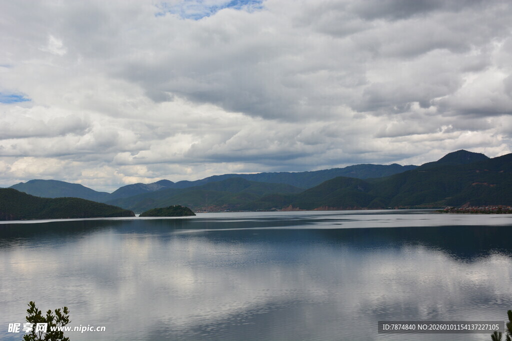 宁静湖泊映山峦与云景