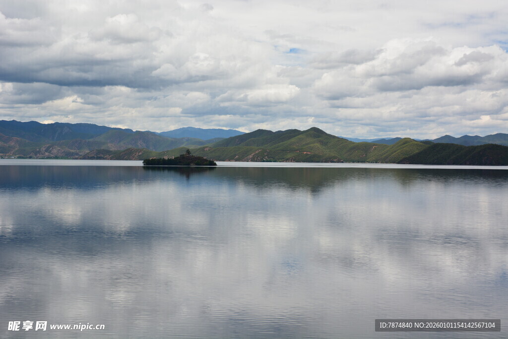 宁静湖面与远山倒影美景
