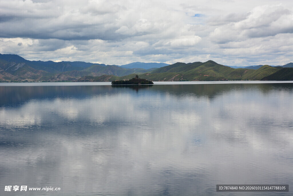 宁静湖面与远山的美丽景致
