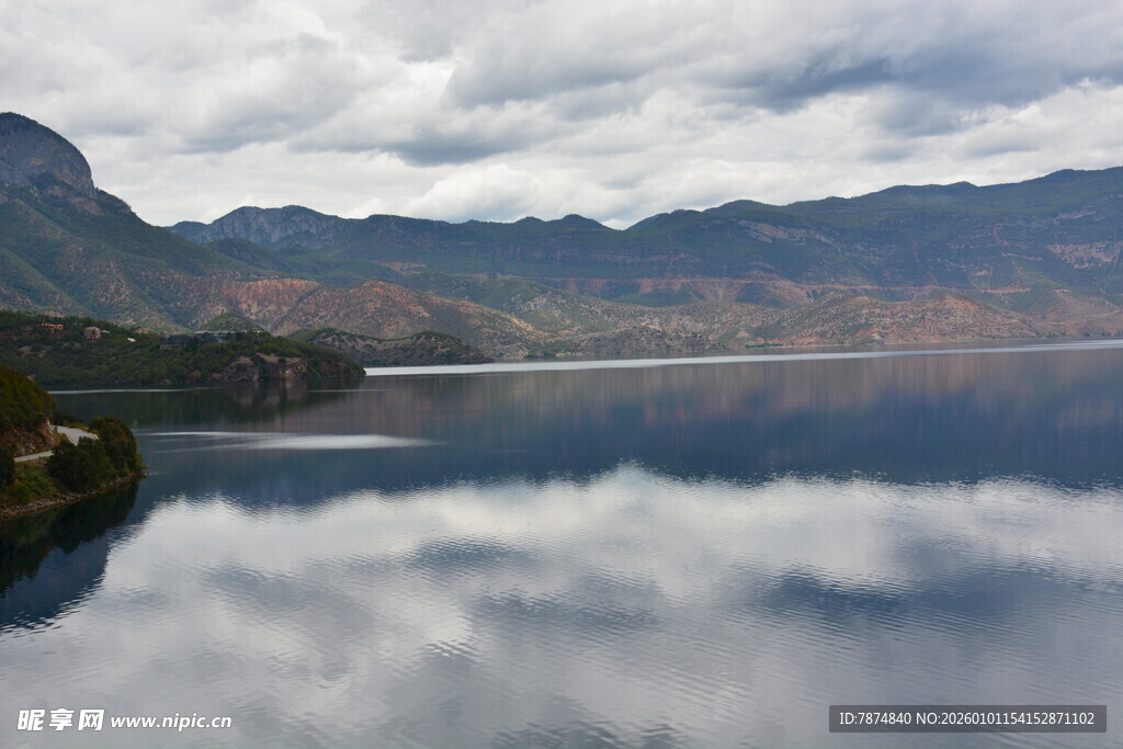 宁静山水间的湖光山色
