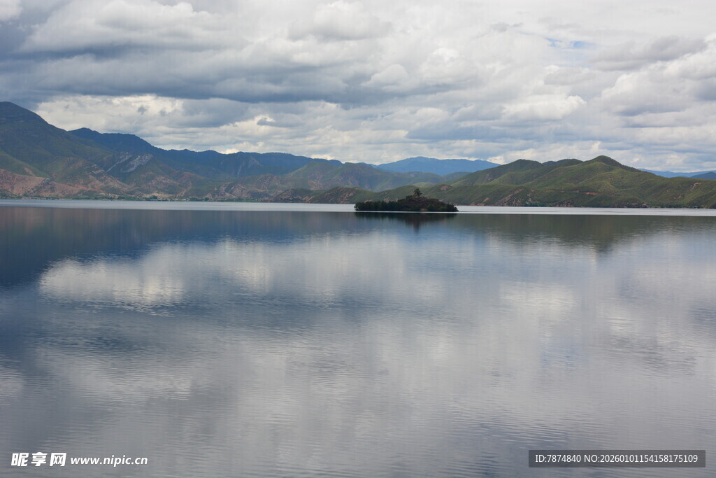 宁静湖面与远山的美丽倒影