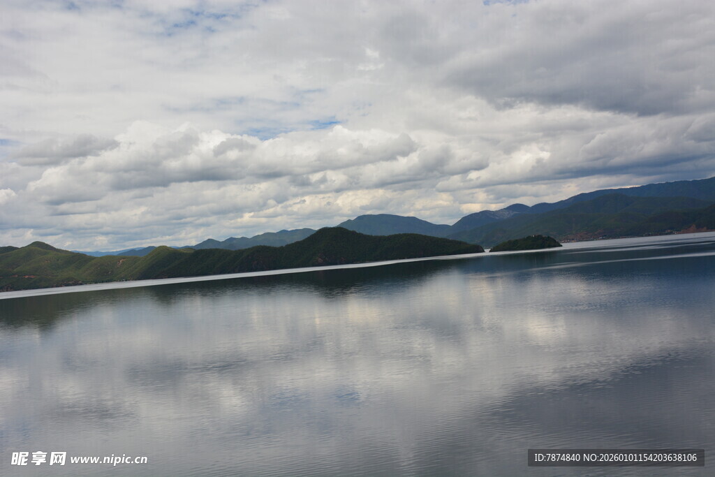 宁静湖面与远山的云景