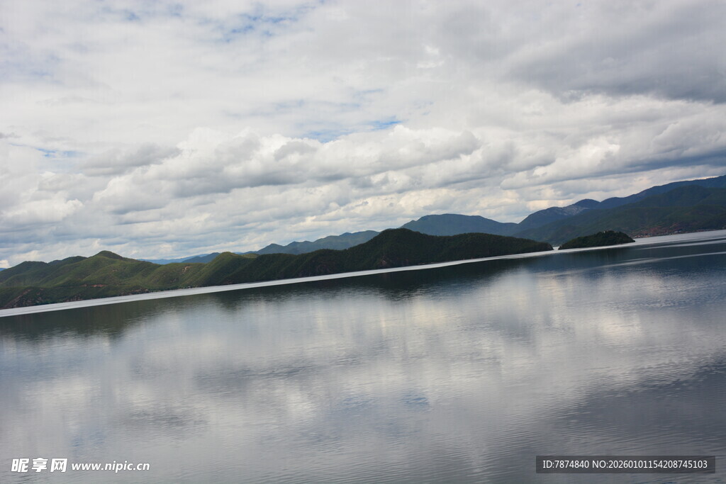 宁静湖面与远山的云景