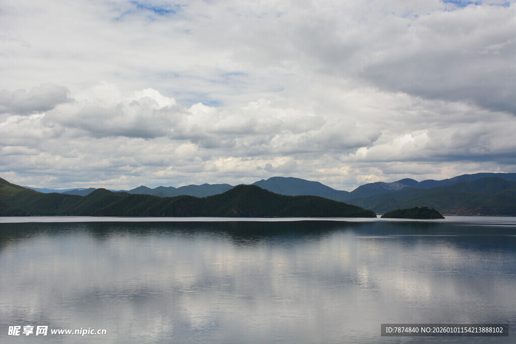 宁静湖面与远处山峦美景