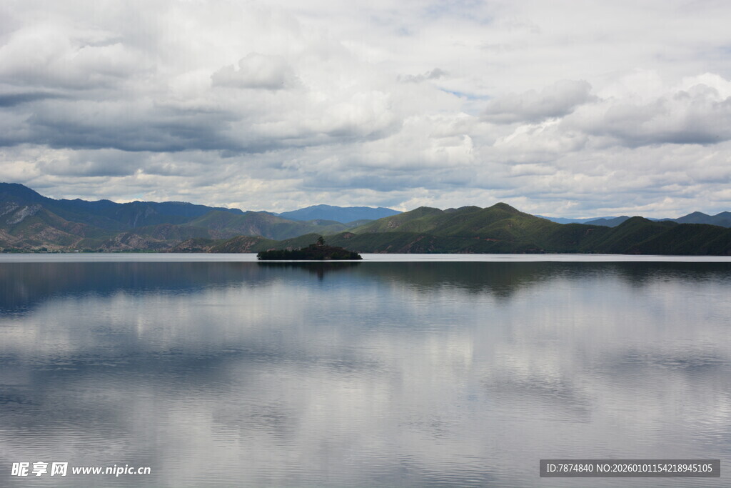 平静湖面与远山的美丽倒影