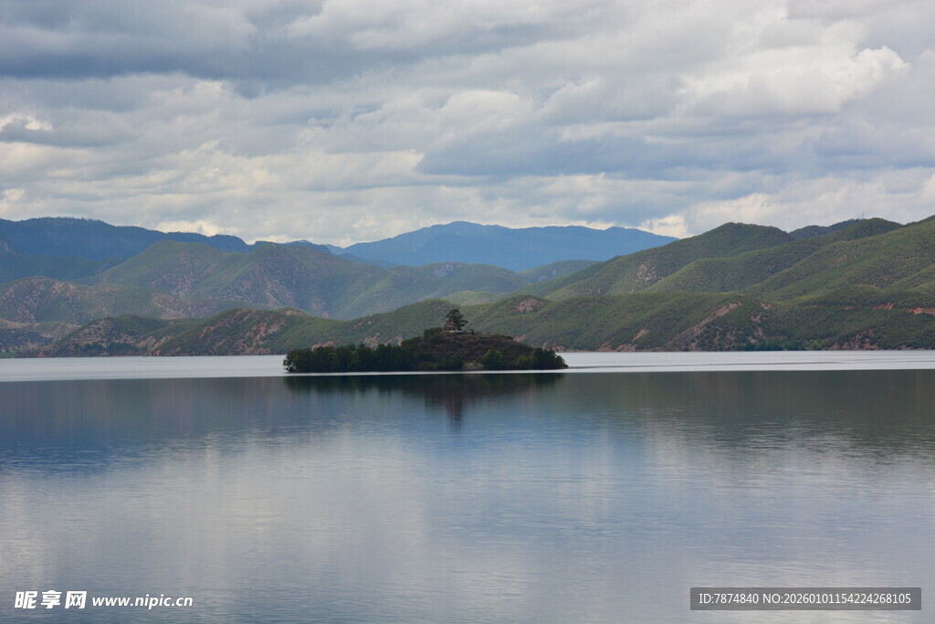 宁静湖面中的孤岛与远山
