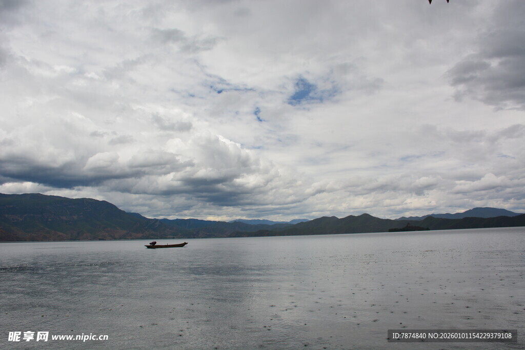 宁静湖面与远处山峦景象