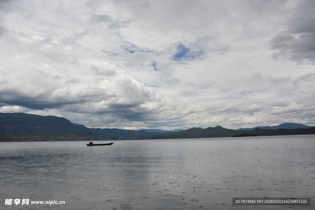 云雾缭绕的宁静湖景