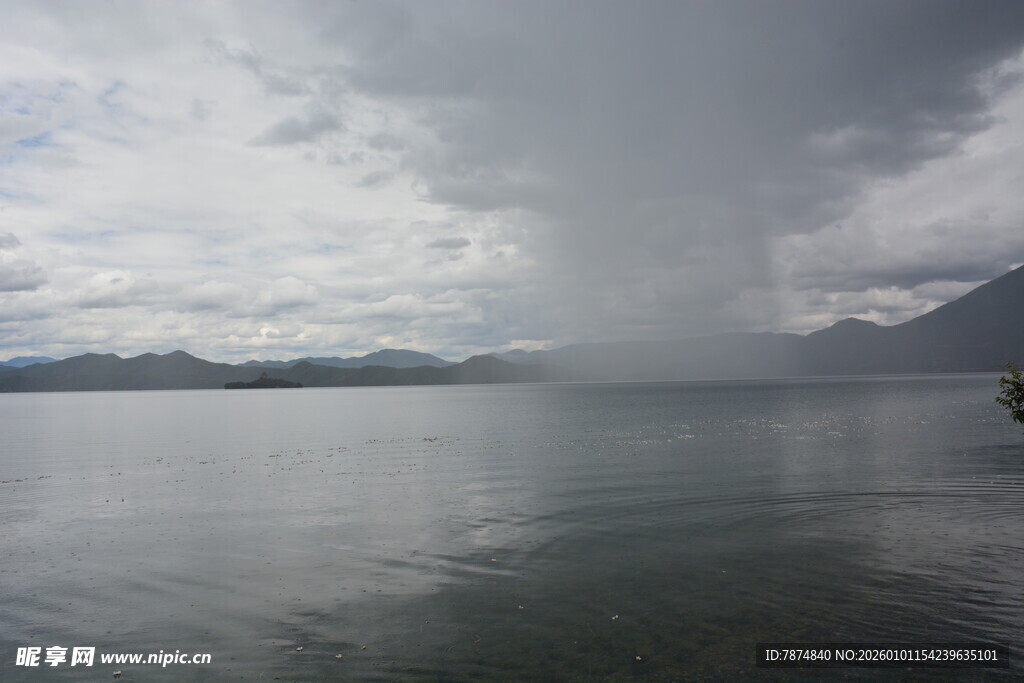 乌云笼罩下的平静湖面