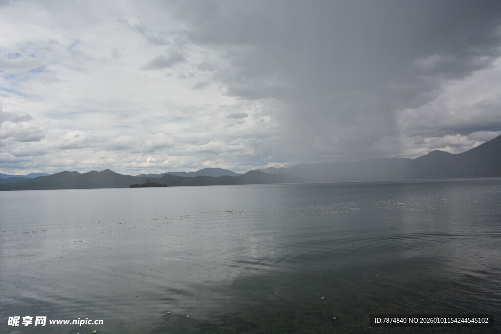 乌云笼罩下的平静湖面