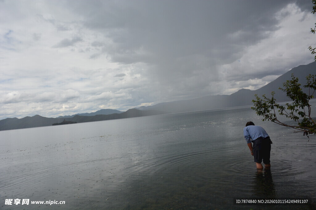 湖畔雨中漫步的孤独身影