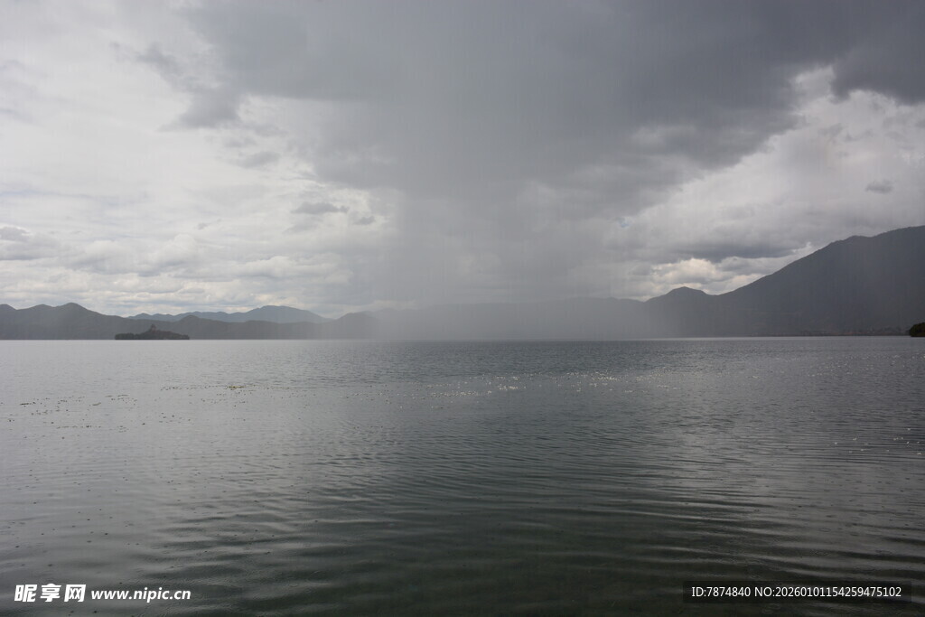 乌云下的平静湖面
