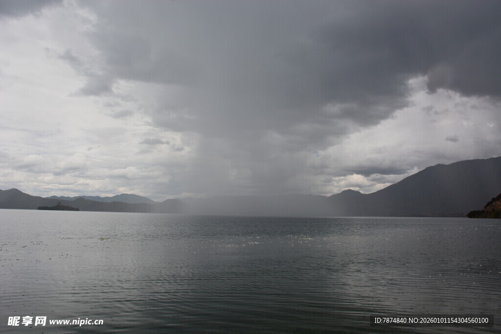乌云笼罩下的静谧湖面