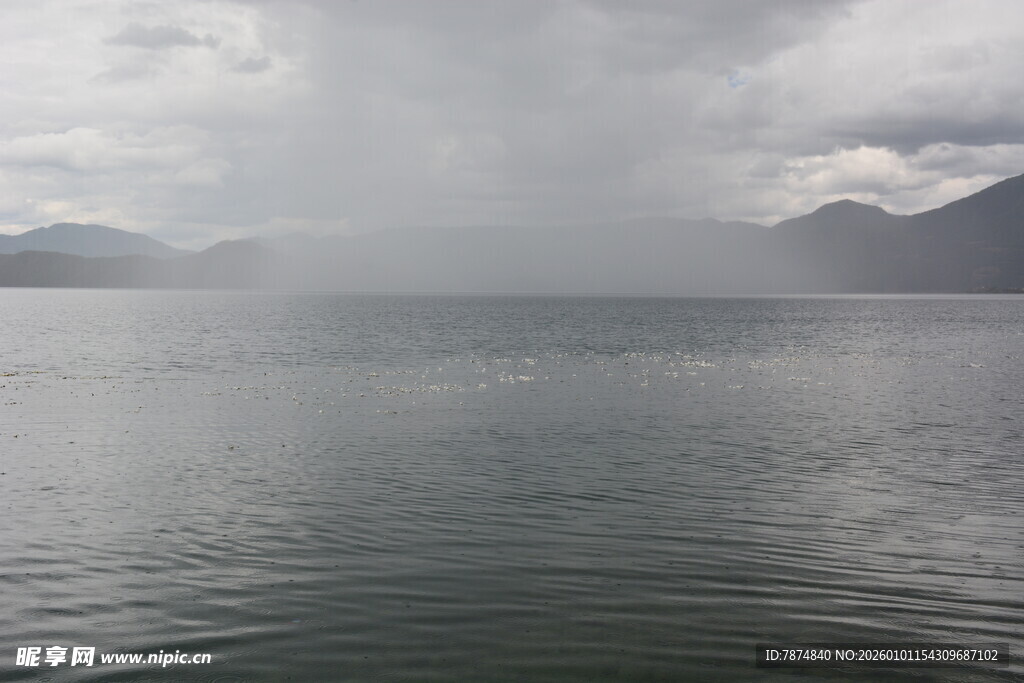 湖面雨幕中的山水景致