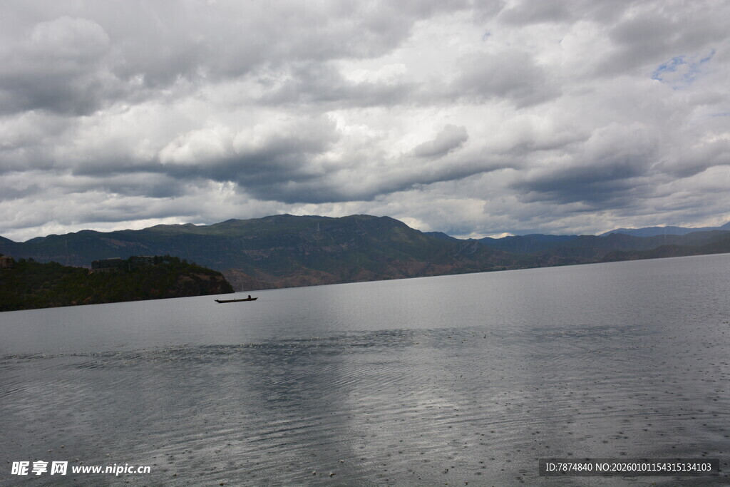 云雾笼罩下的静谧山水