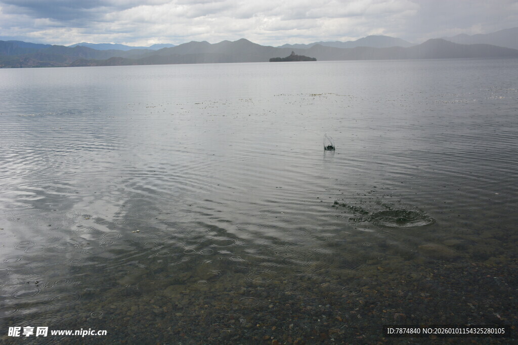 宁静湖面与远处山峦景色