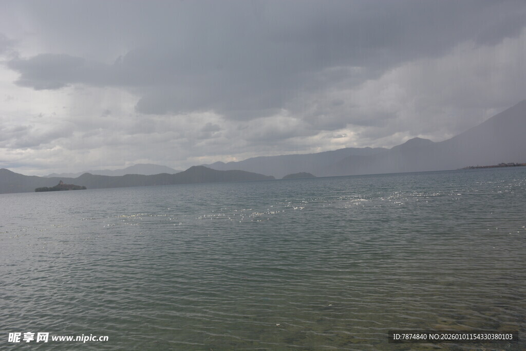 阴云下的平静湖水
