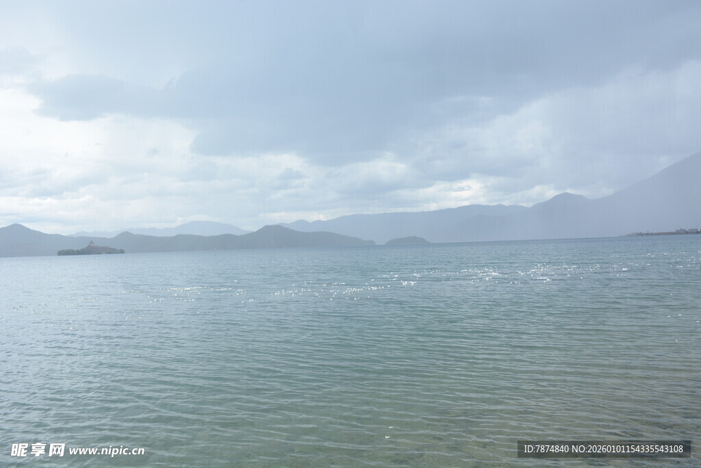 宁静湖景与远处山峦