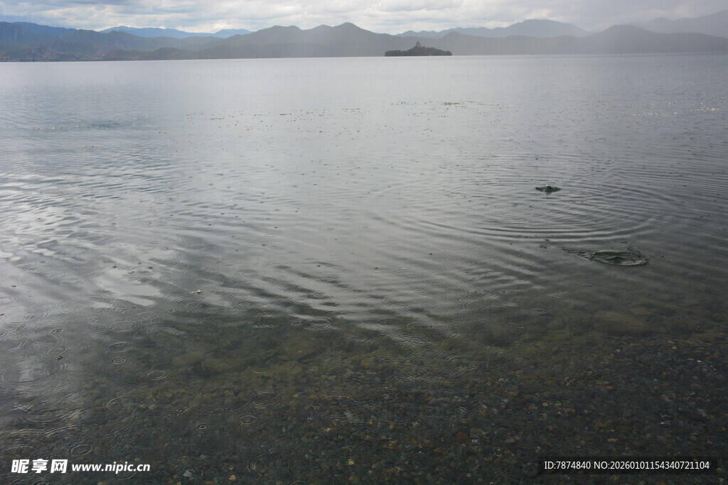 平静湖面与远处朦胧山峦