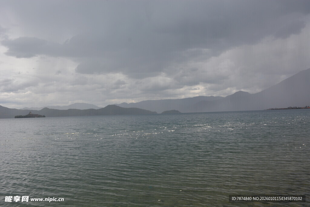 阴云下的平静湖面