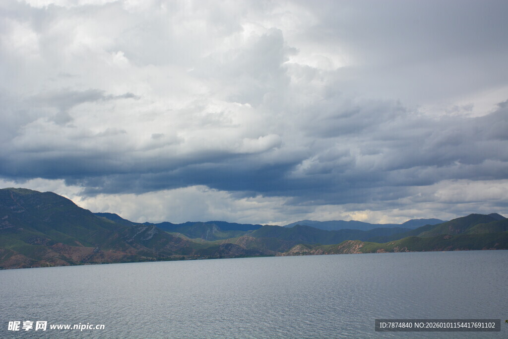 云雾笼罩下的山水景致