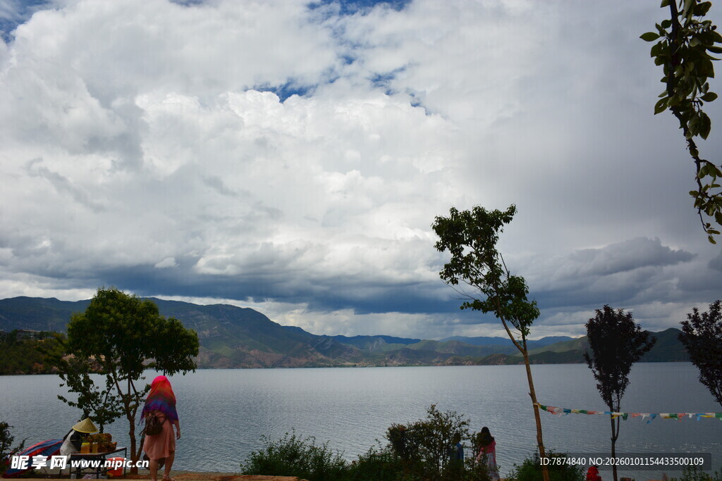 湖畔风光 云绕山水间