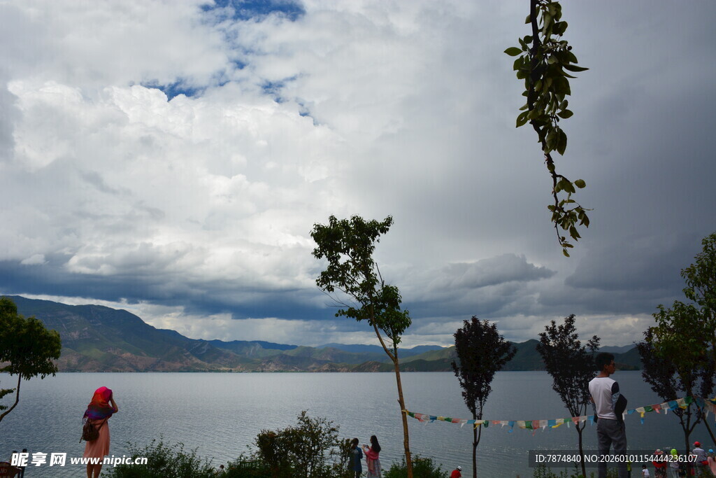 湖畔风景 游人赏景惬意时
