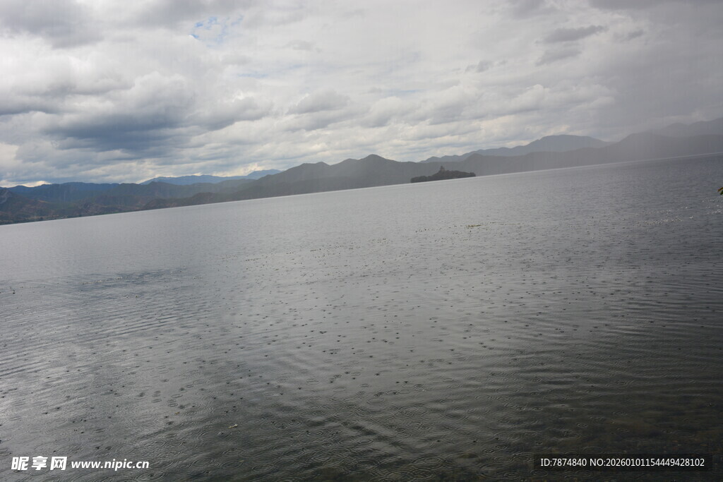宁静湖面与远处山峦