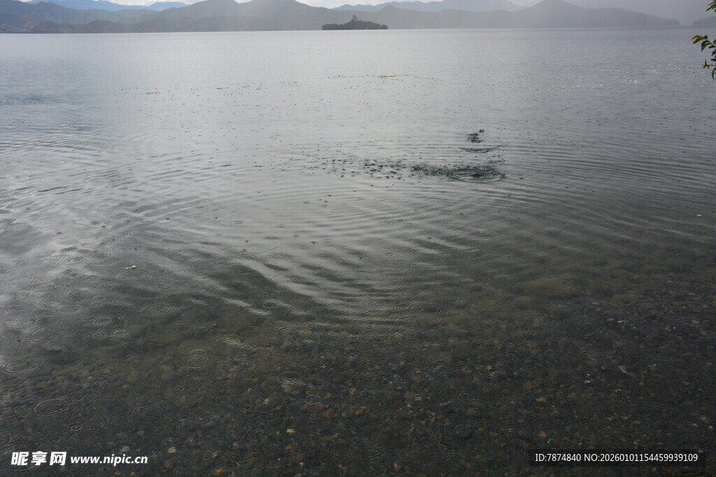 湖面孤舟泛于薄雾之中