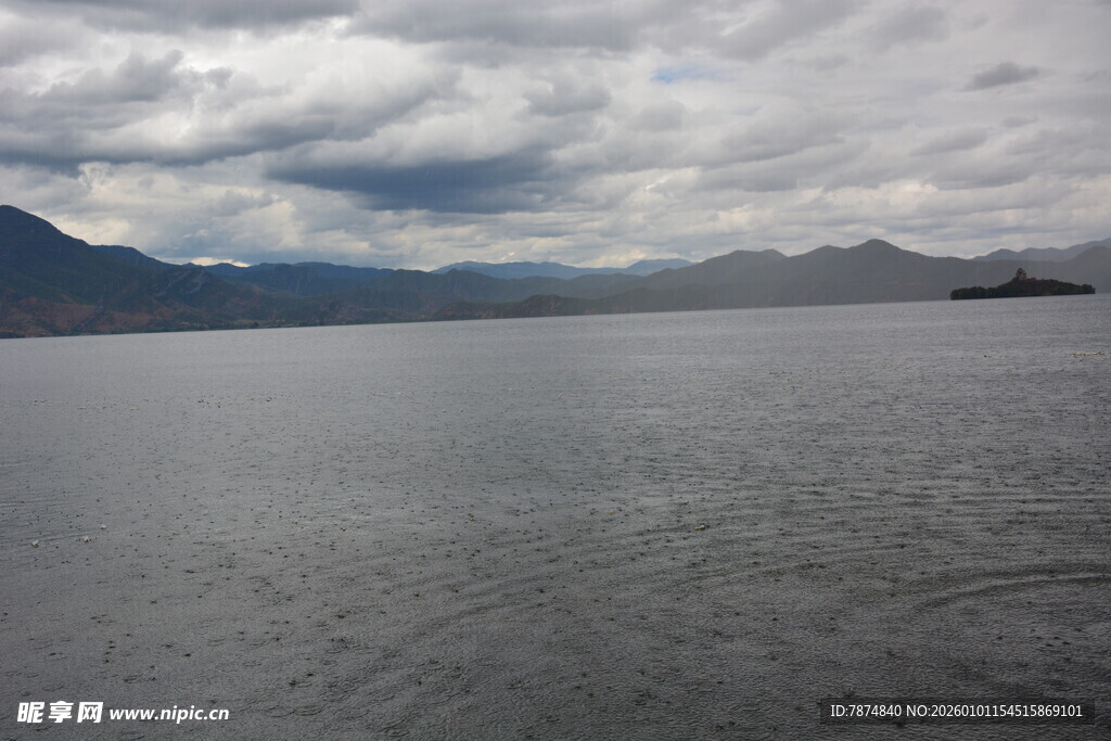 广阔水域与远处山峦景观