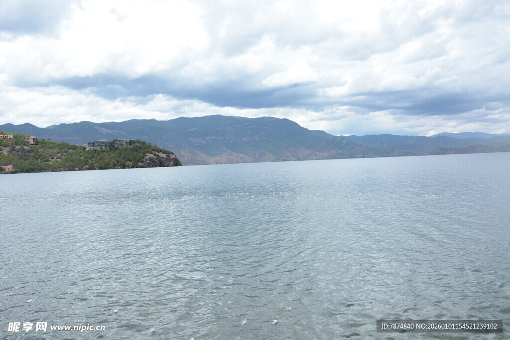 宁静湖景与远山