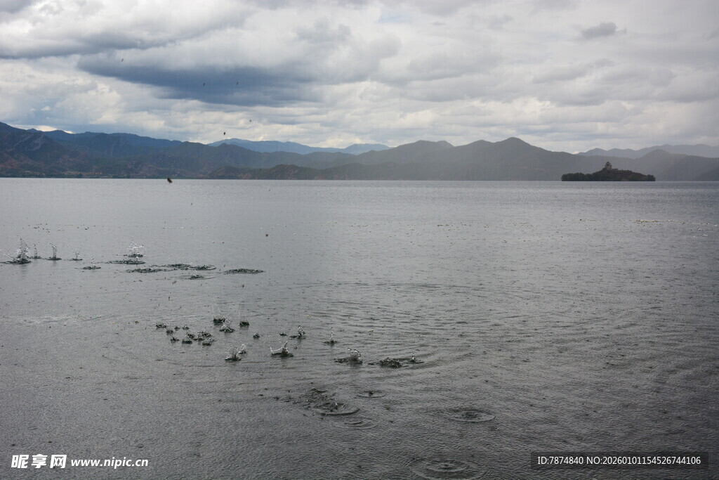 宁静湖面与远方山峦