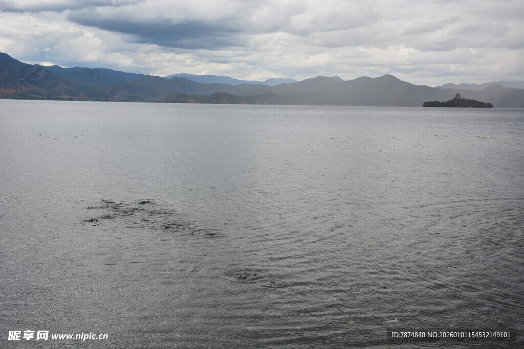 平静湖面与远处山峦景色