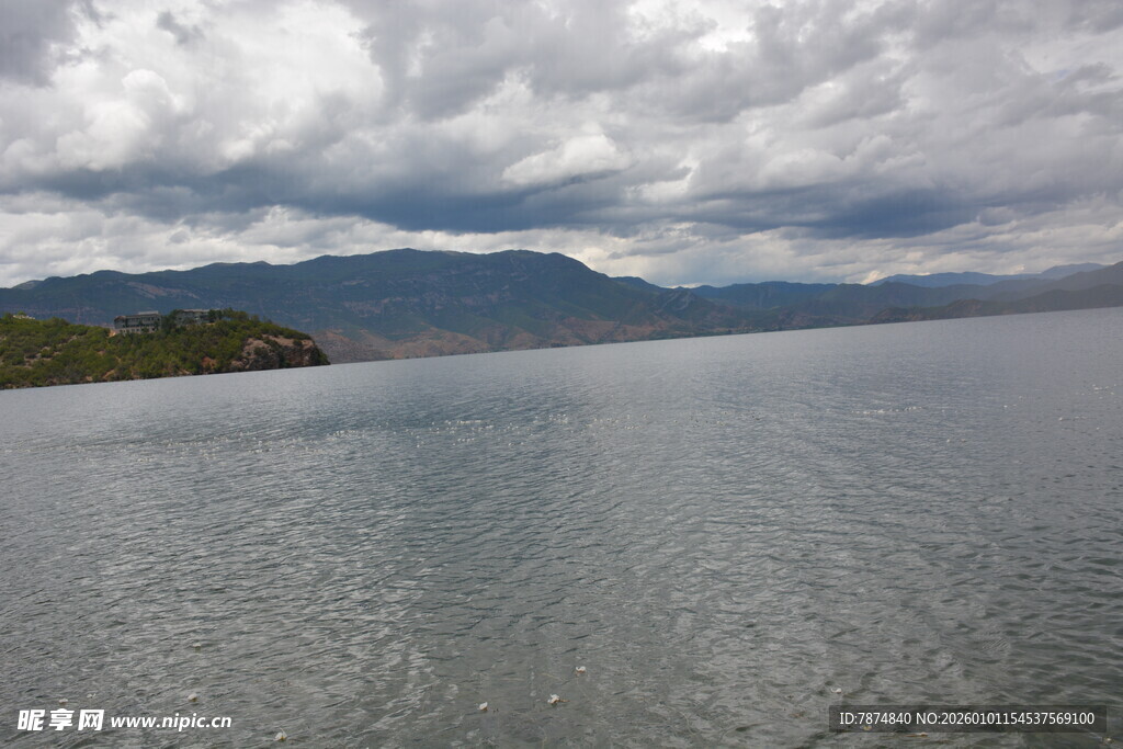 宁静湖景与远处山峦