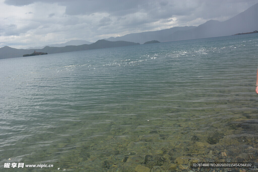 宁静湖水与远处山峦