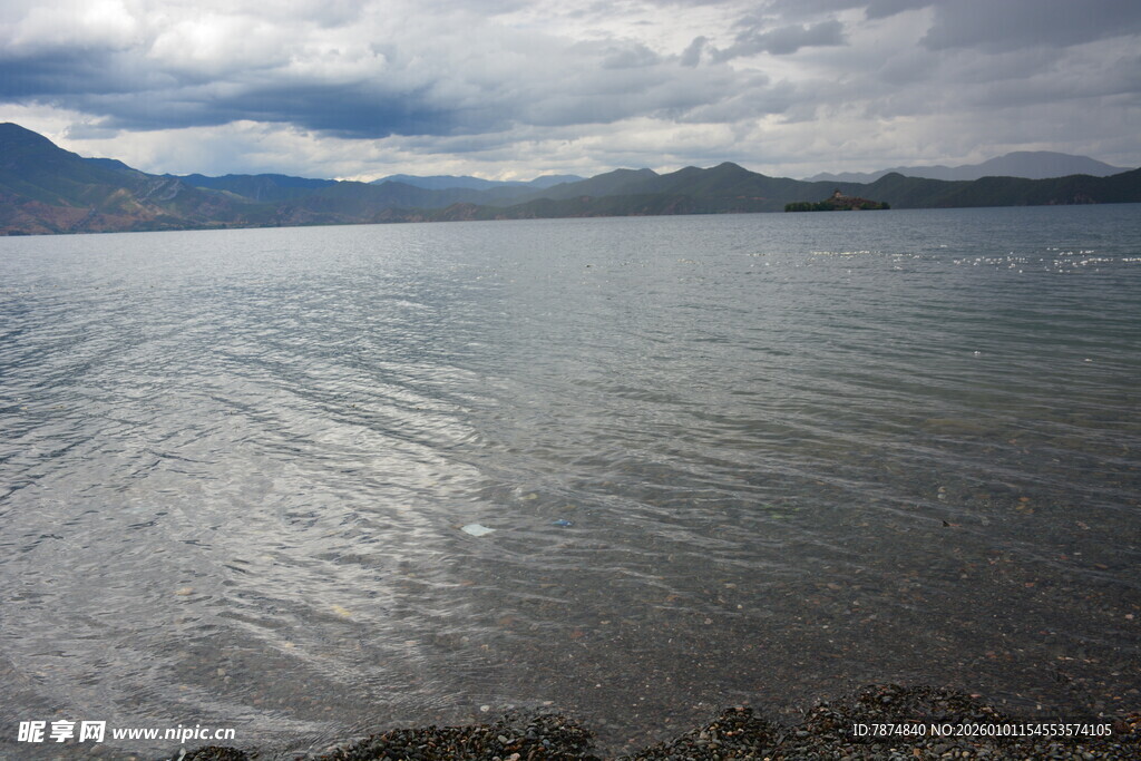 宁静湖面与远处山峦