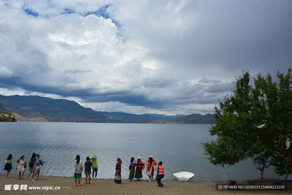 湖畔人群赏景的美好瞬间