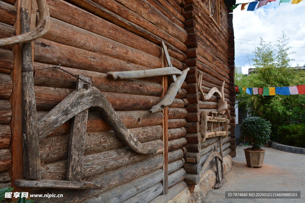 木屋外的古朴农具装饰