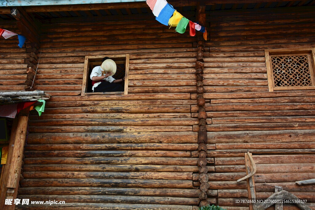 木屋窗边的人物景象